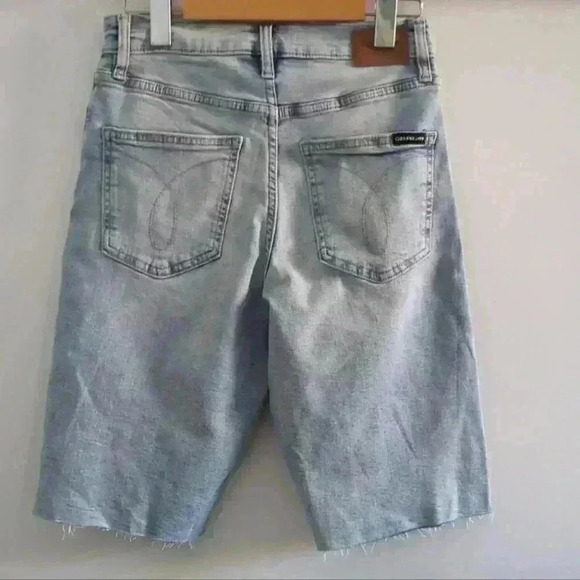 CALVIN KLEIN | Women's Light Wash High Rise Ripped Hem Shorts - Picture 4 of 5